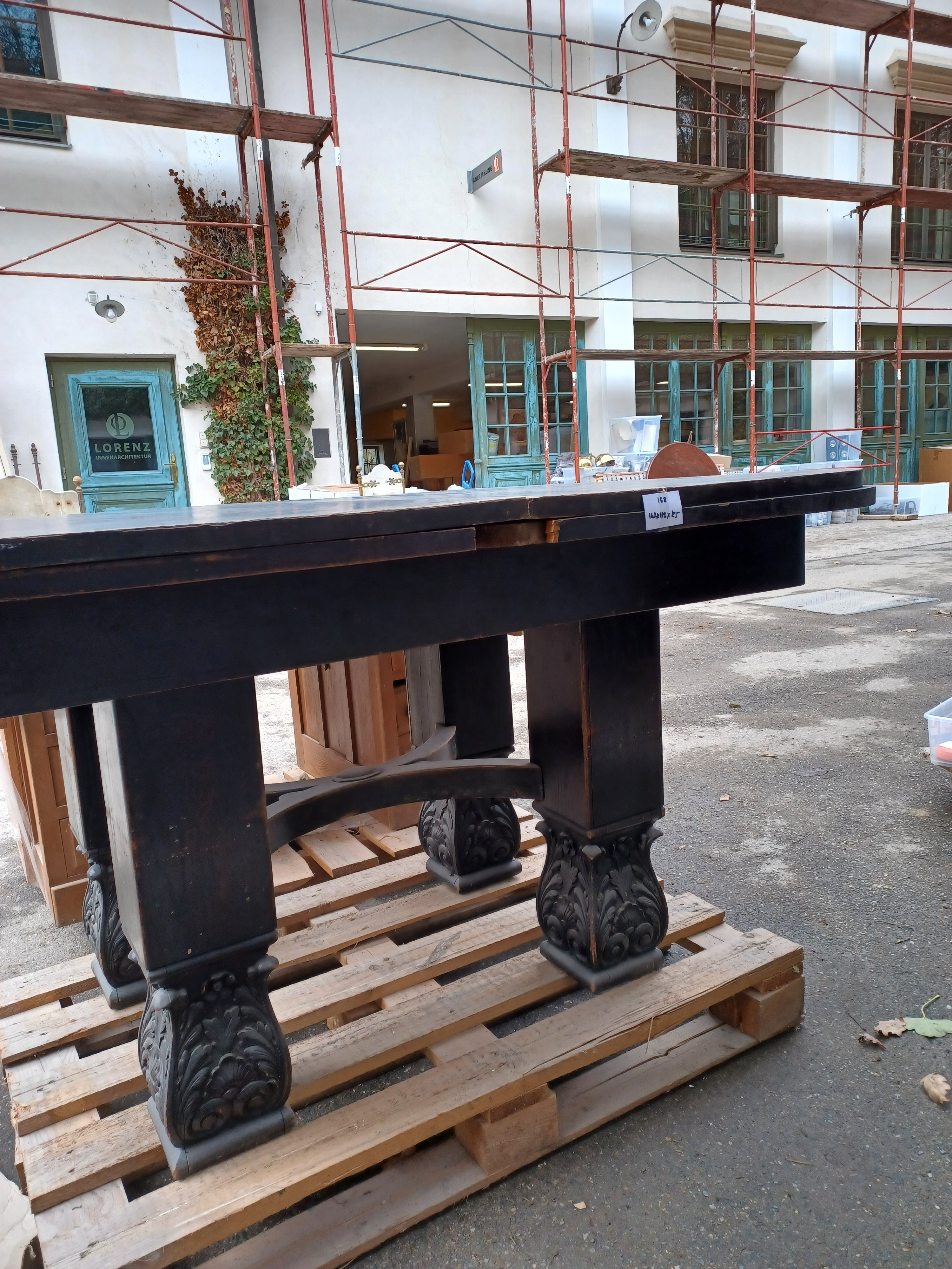 1168. Klassischer Esstisch