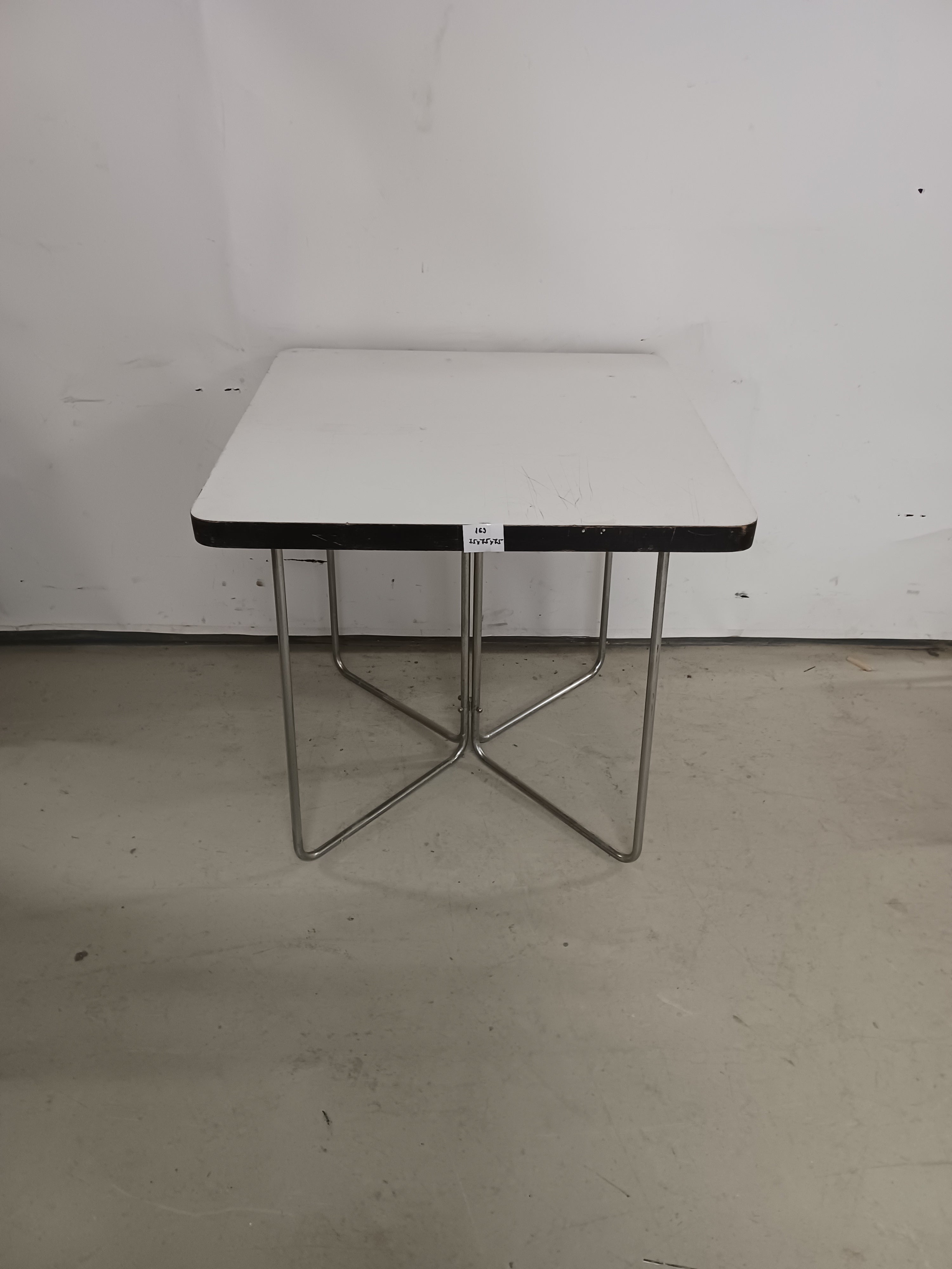 1169. Tisch mit Metallgestell