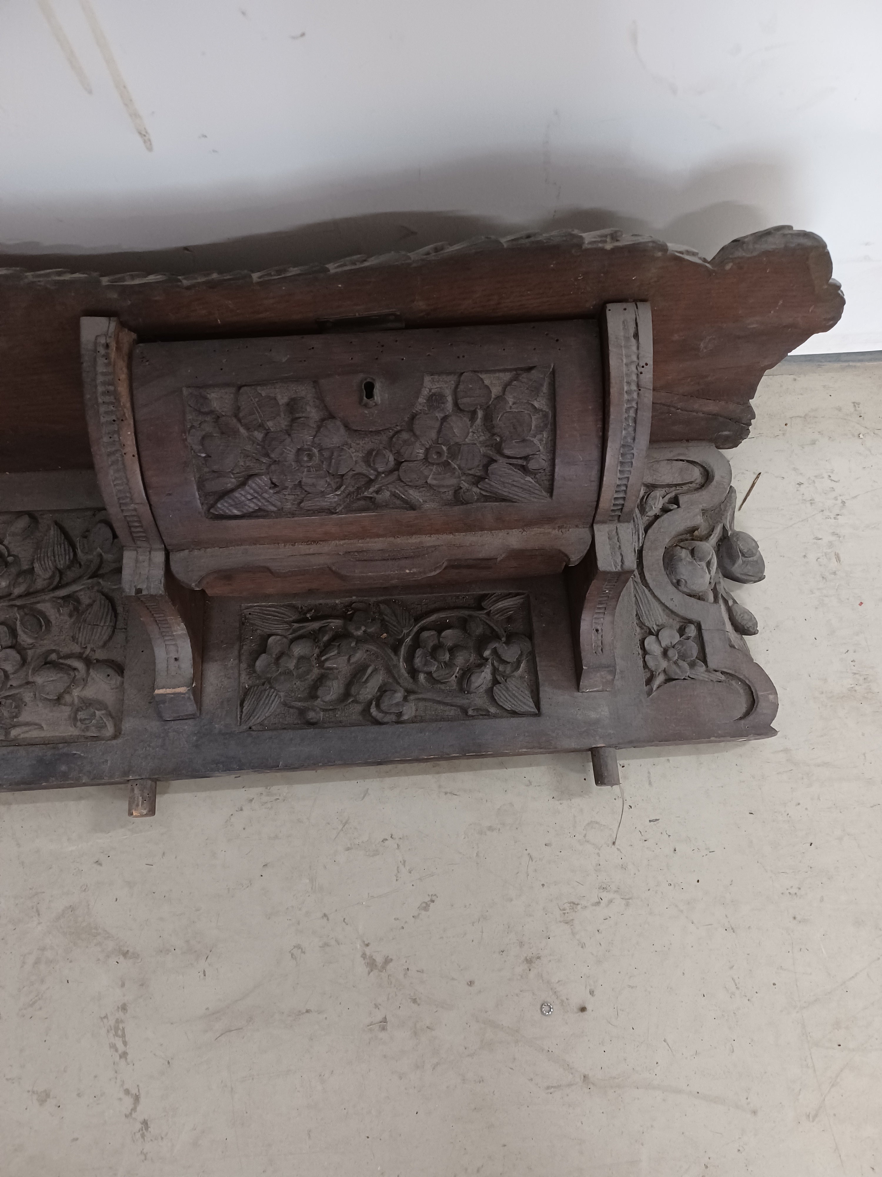 2197. Dekorelement Aufsatz