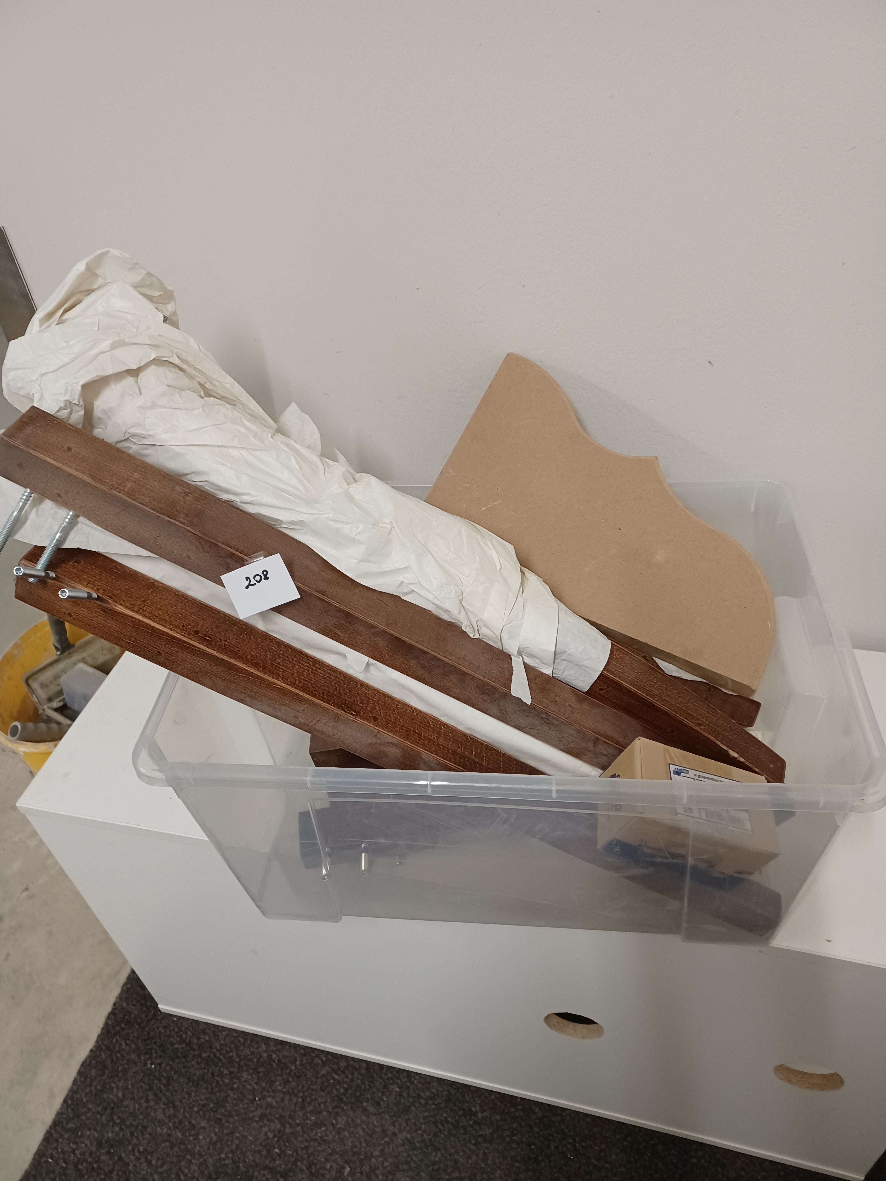 1208. Beine für Tisch