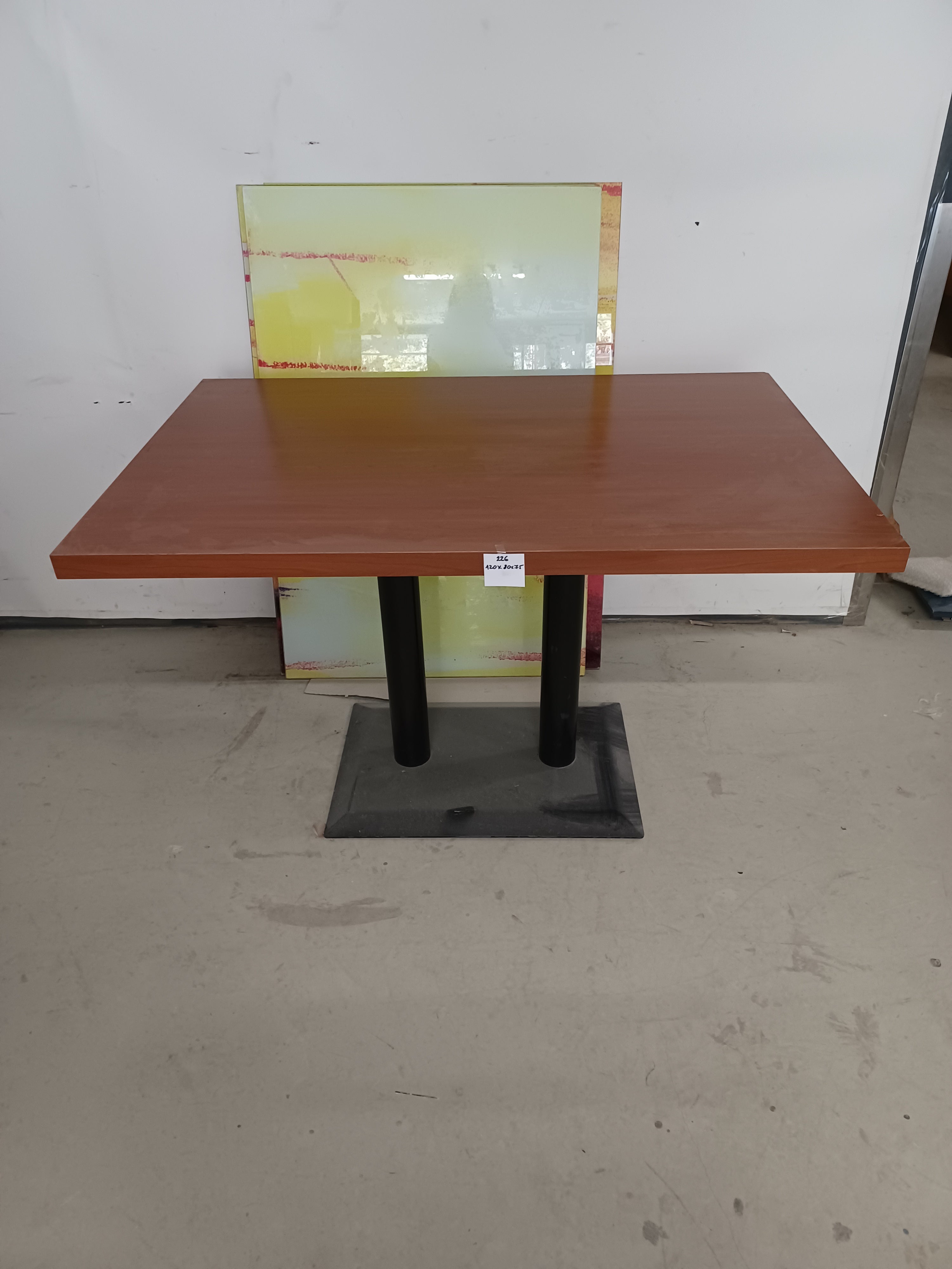 1226. Tisch mit Zentralgestell