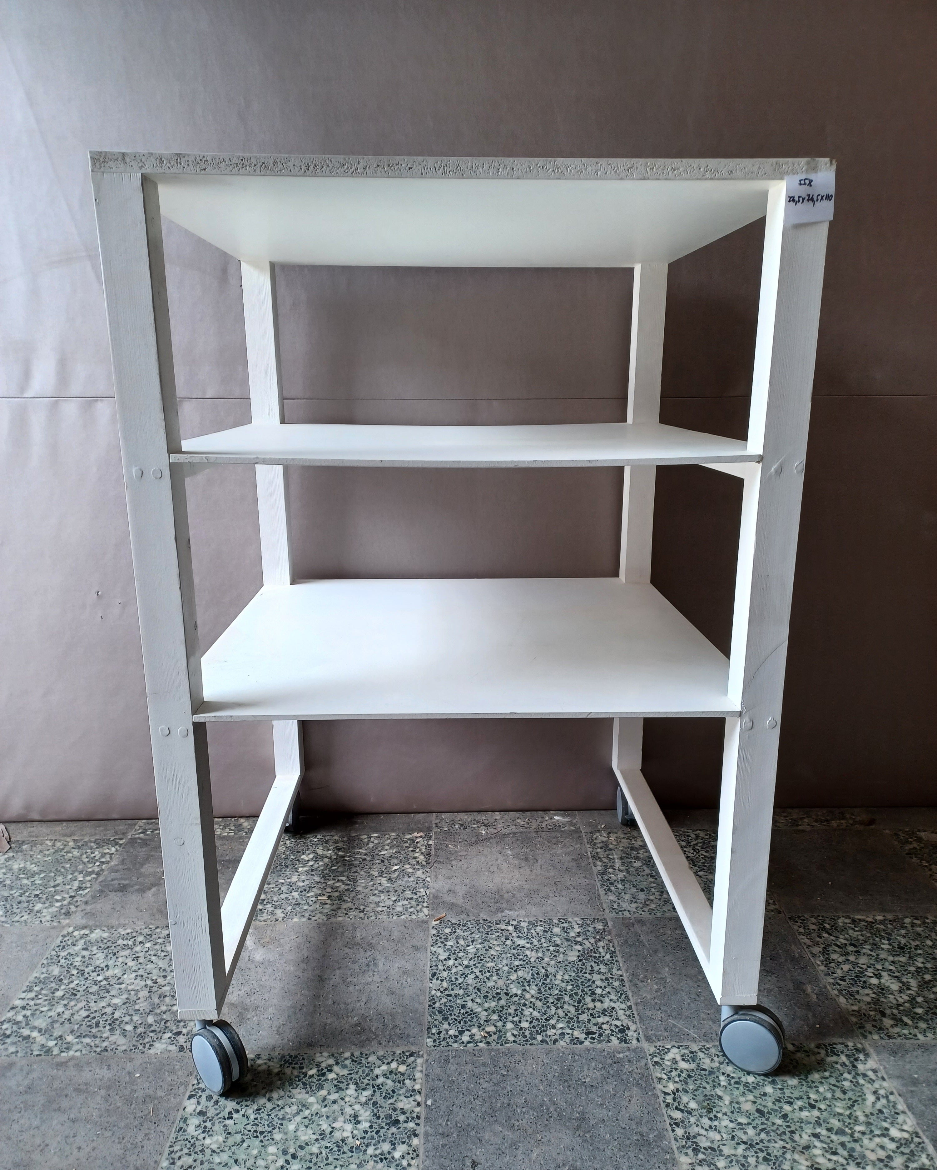 1558. Regal mit Rollen