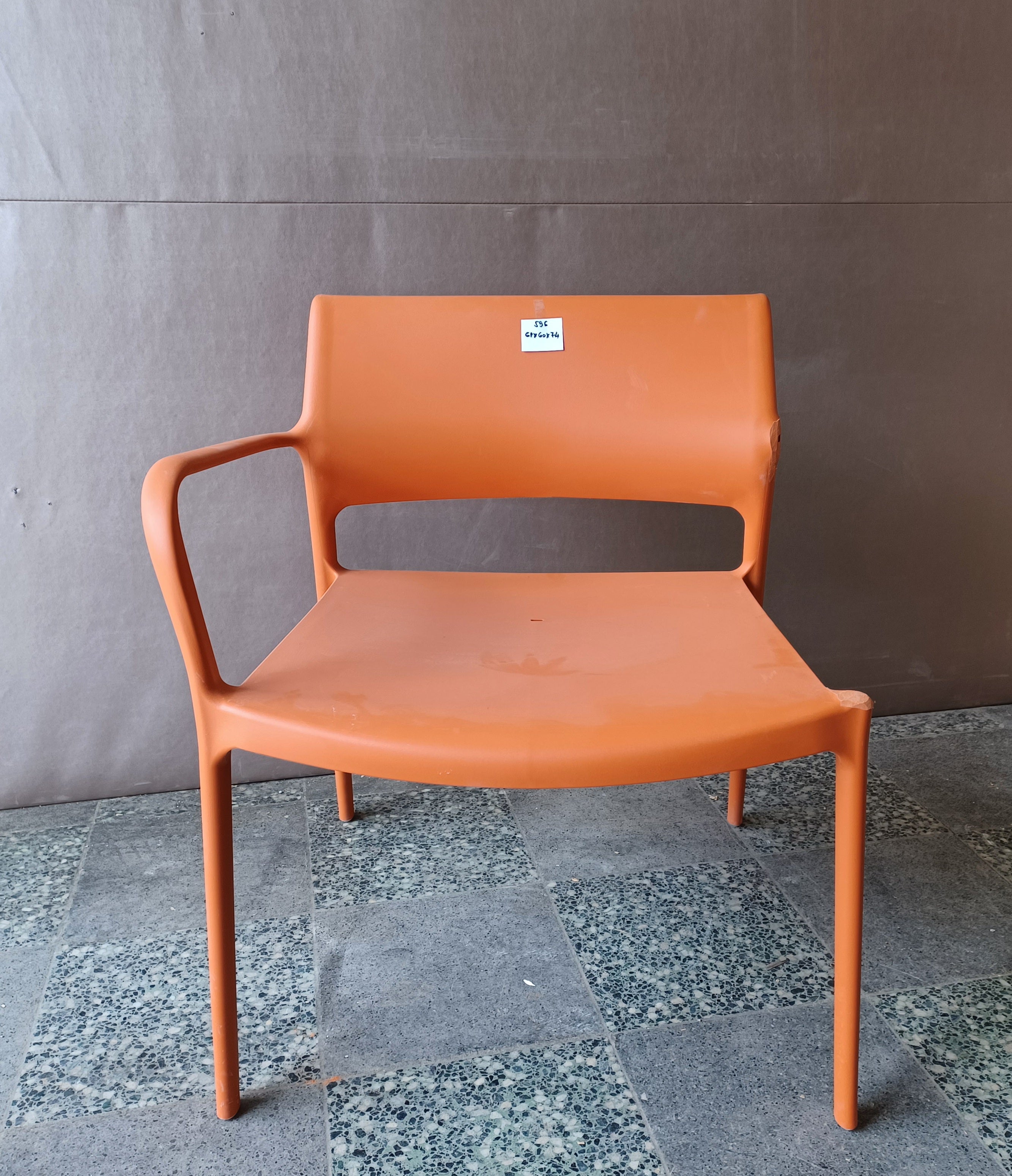 1596. Stuhl Kunststoff eine Armlehne abgebrochen