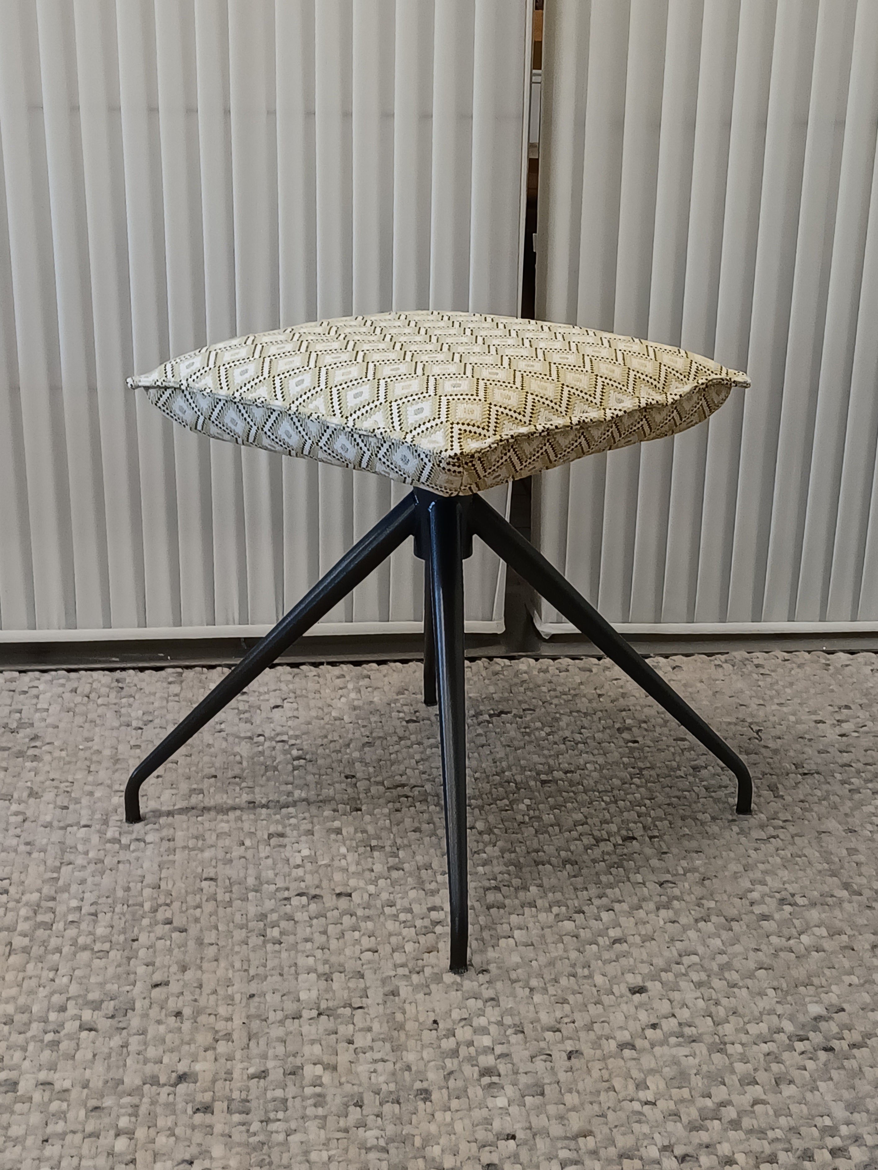 1916. Hocker Eckig