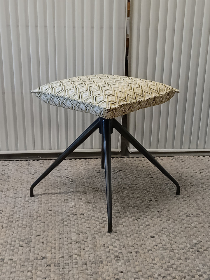 1916. Hocker Eckig