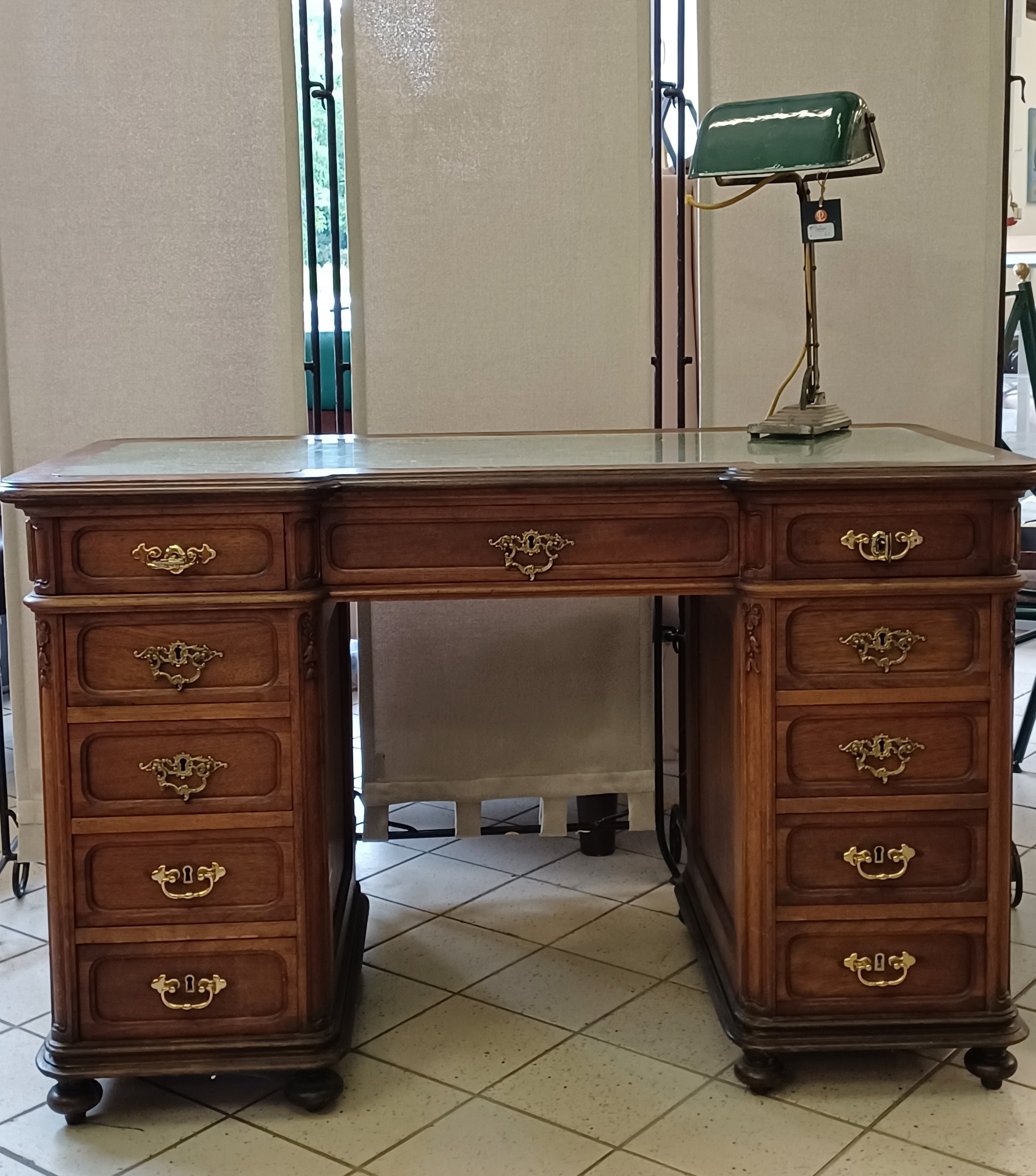 1982. Klassischer Schreibtisch