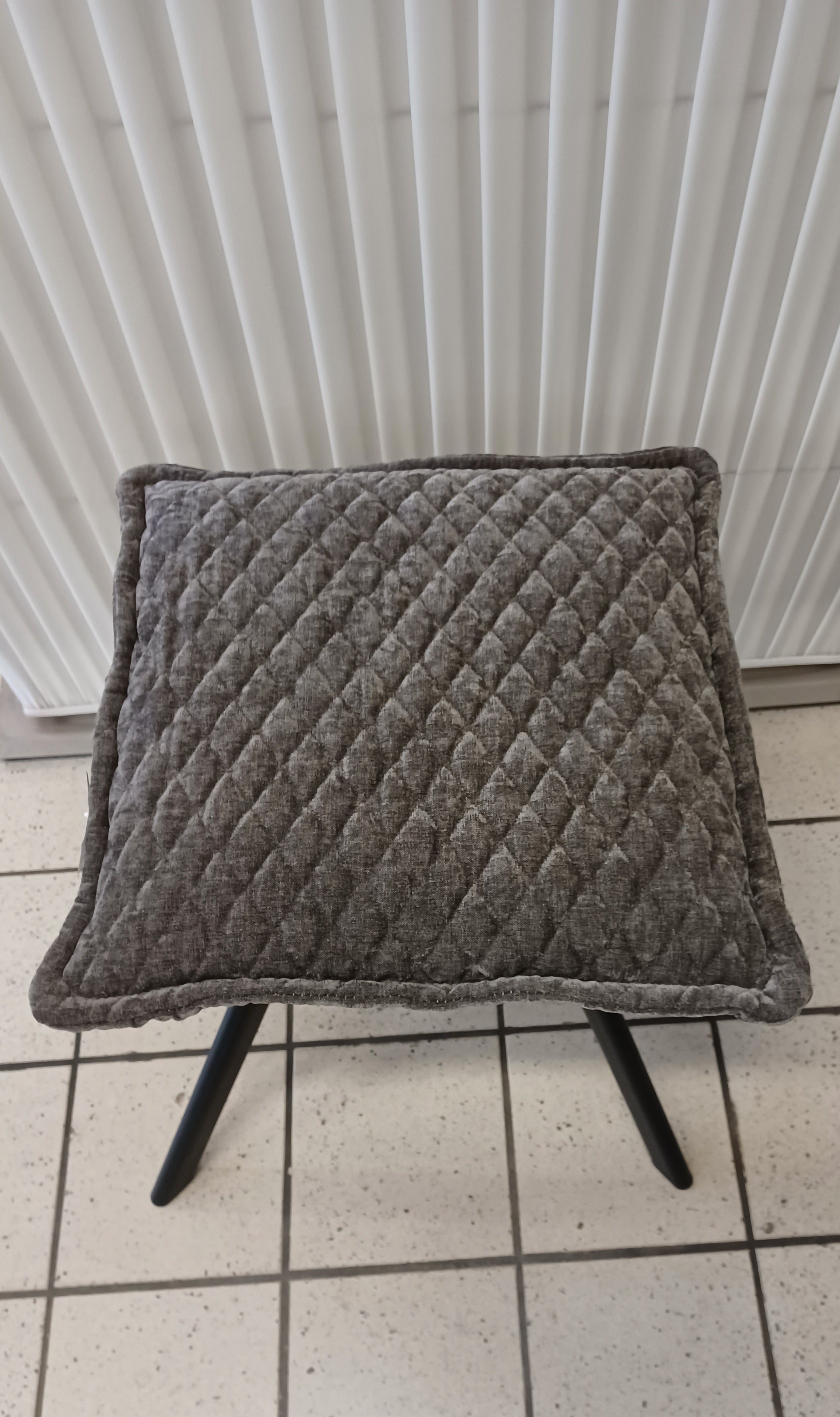 MG1988 Hocker