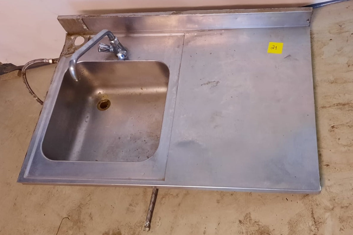 5021. Waschbecken doppelt mit Hahn