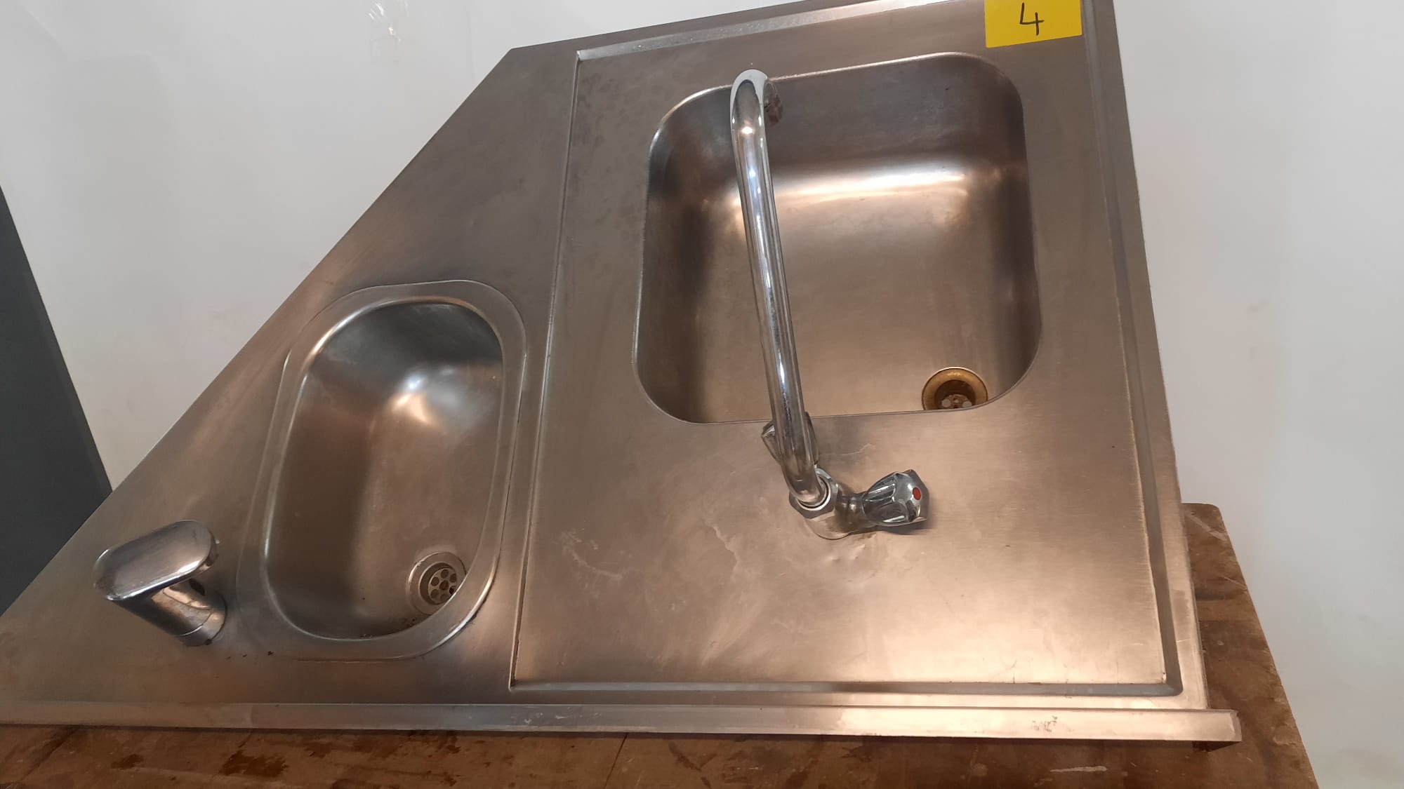 5004 Waschbecken Doppelt mit Hahn