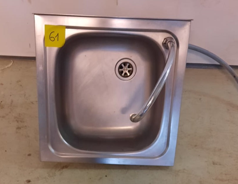 5061. Waschbecken mit Armatur