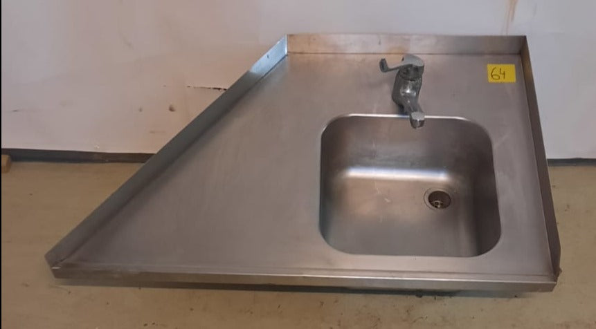 5064. Waschbecken mit Armatur