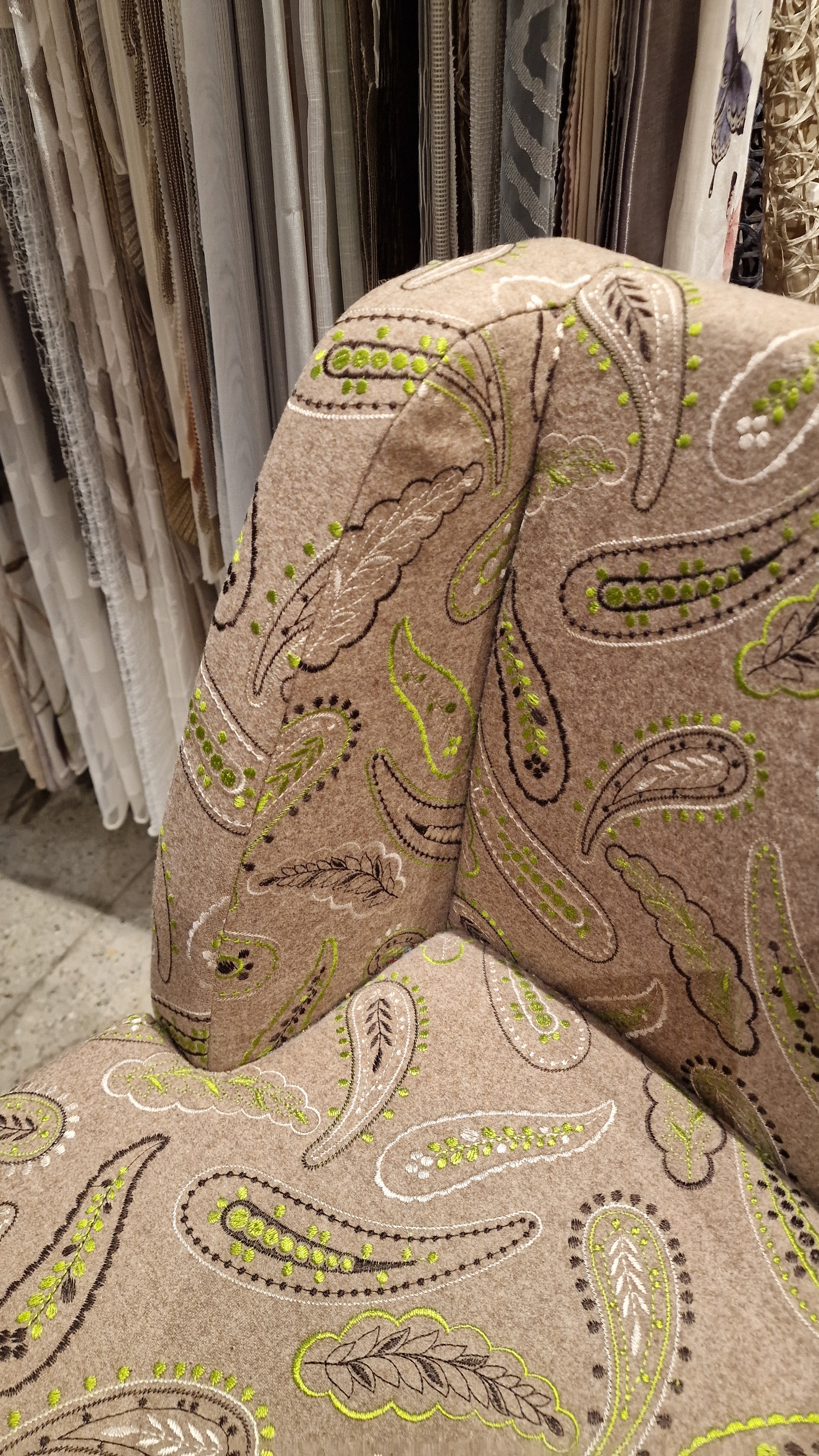 MG1328 Armlehnstuhl 2025