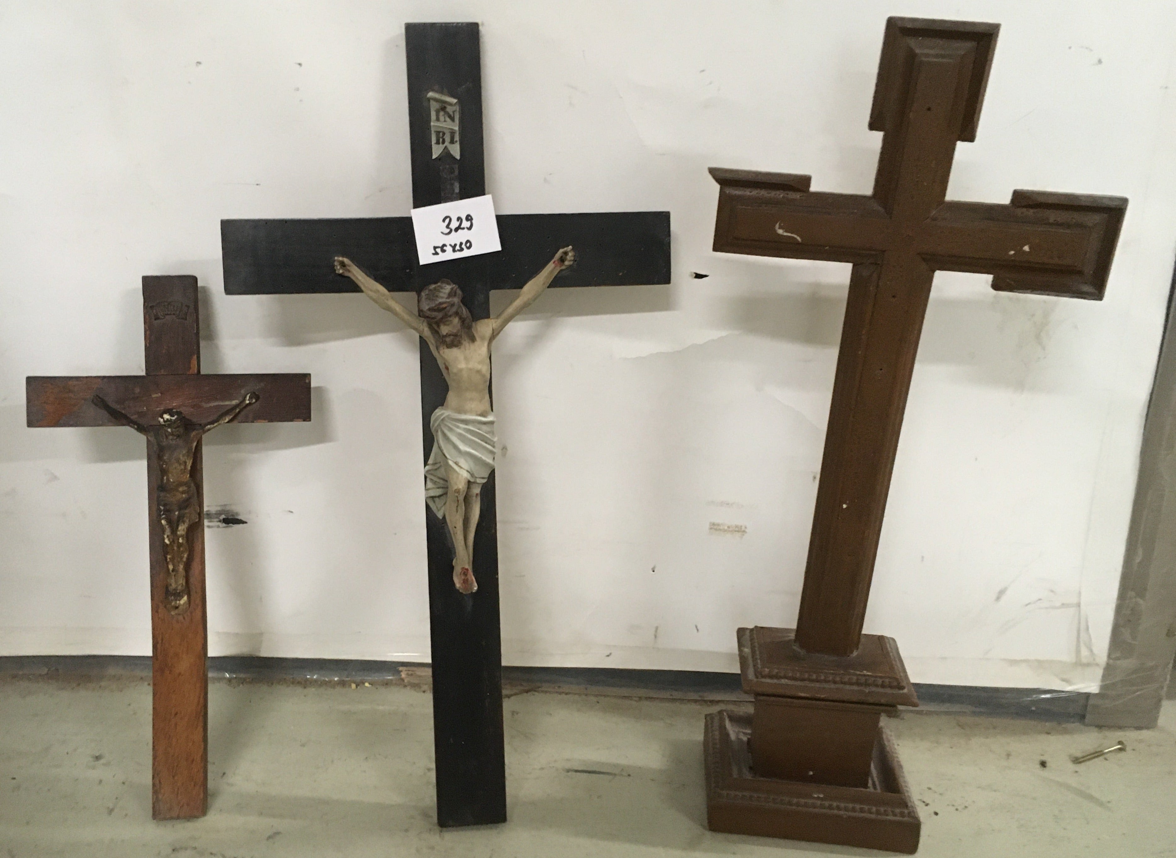 2329. Kreuz mit Figur und ohne