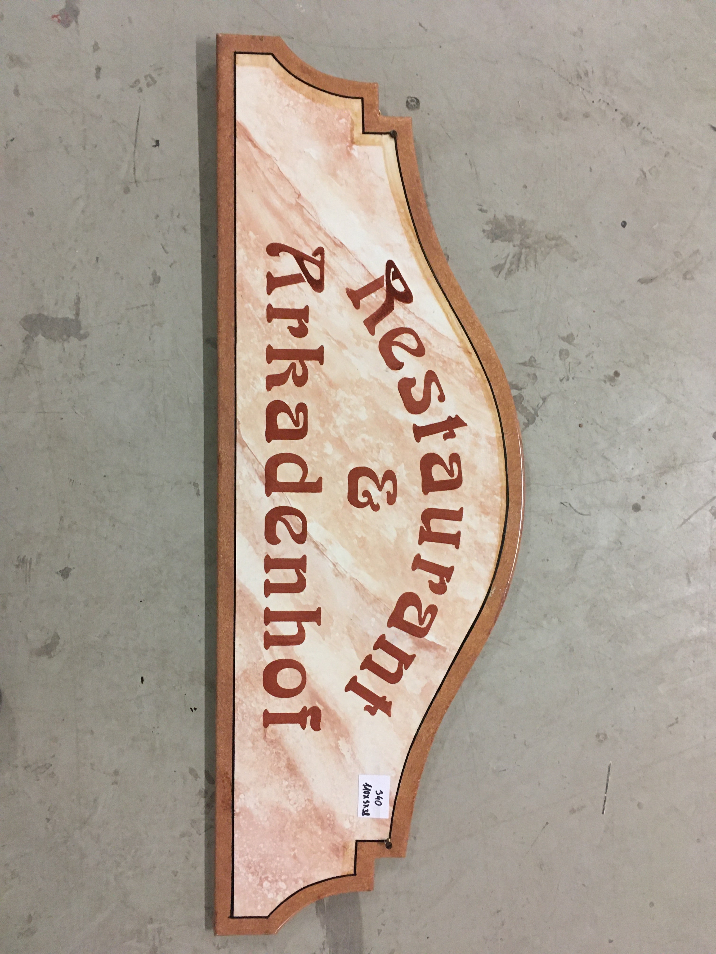 2340. Schild "Restaurant und Arkadenhof"