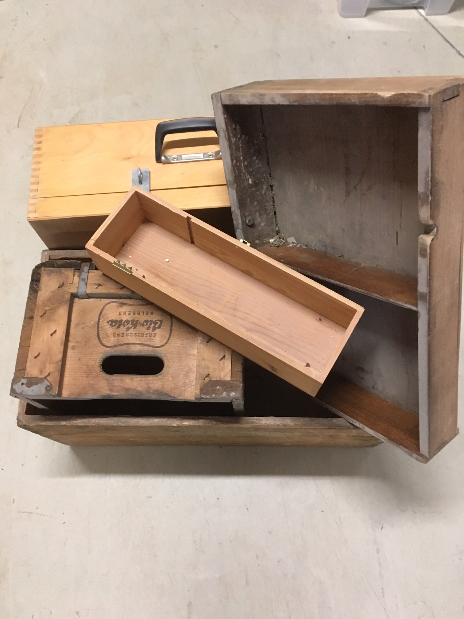 2176. Verschiedene Kisten und Koffer