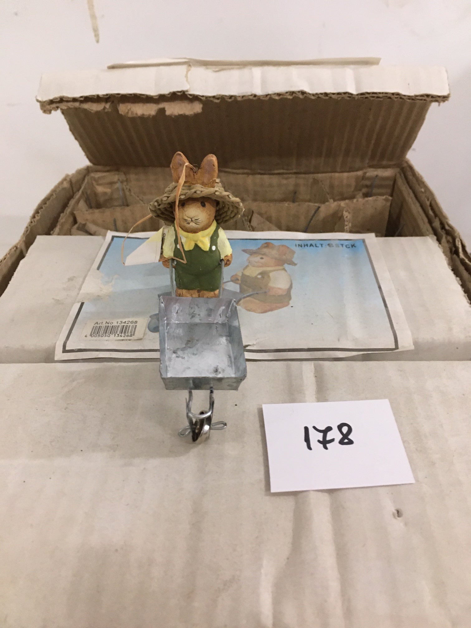 2178. Dekofigur Hase mit Schiebetruhe