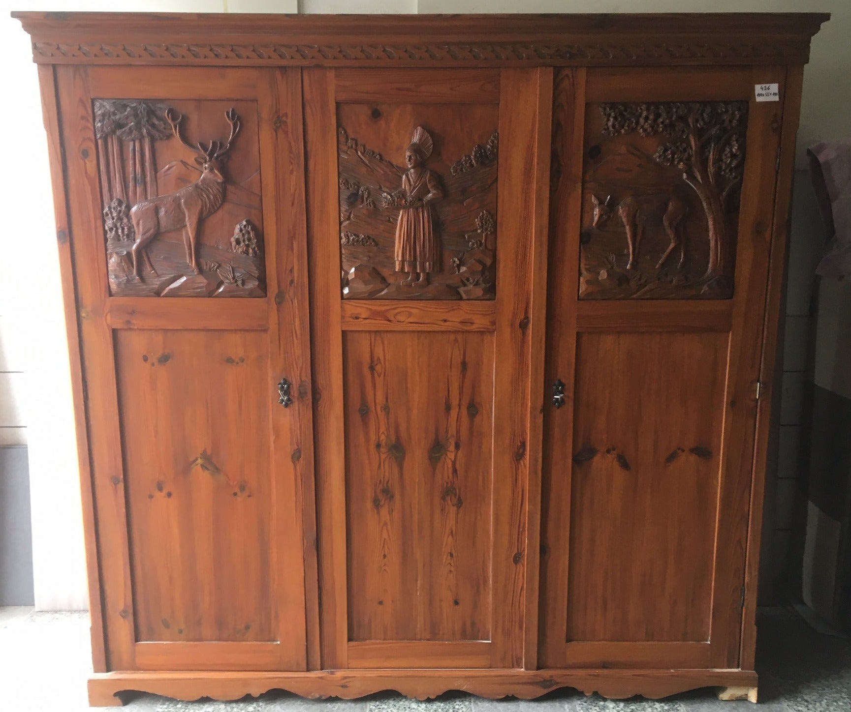 1426. Kleiderschrank alter Holzschrank mit Schnitzerei