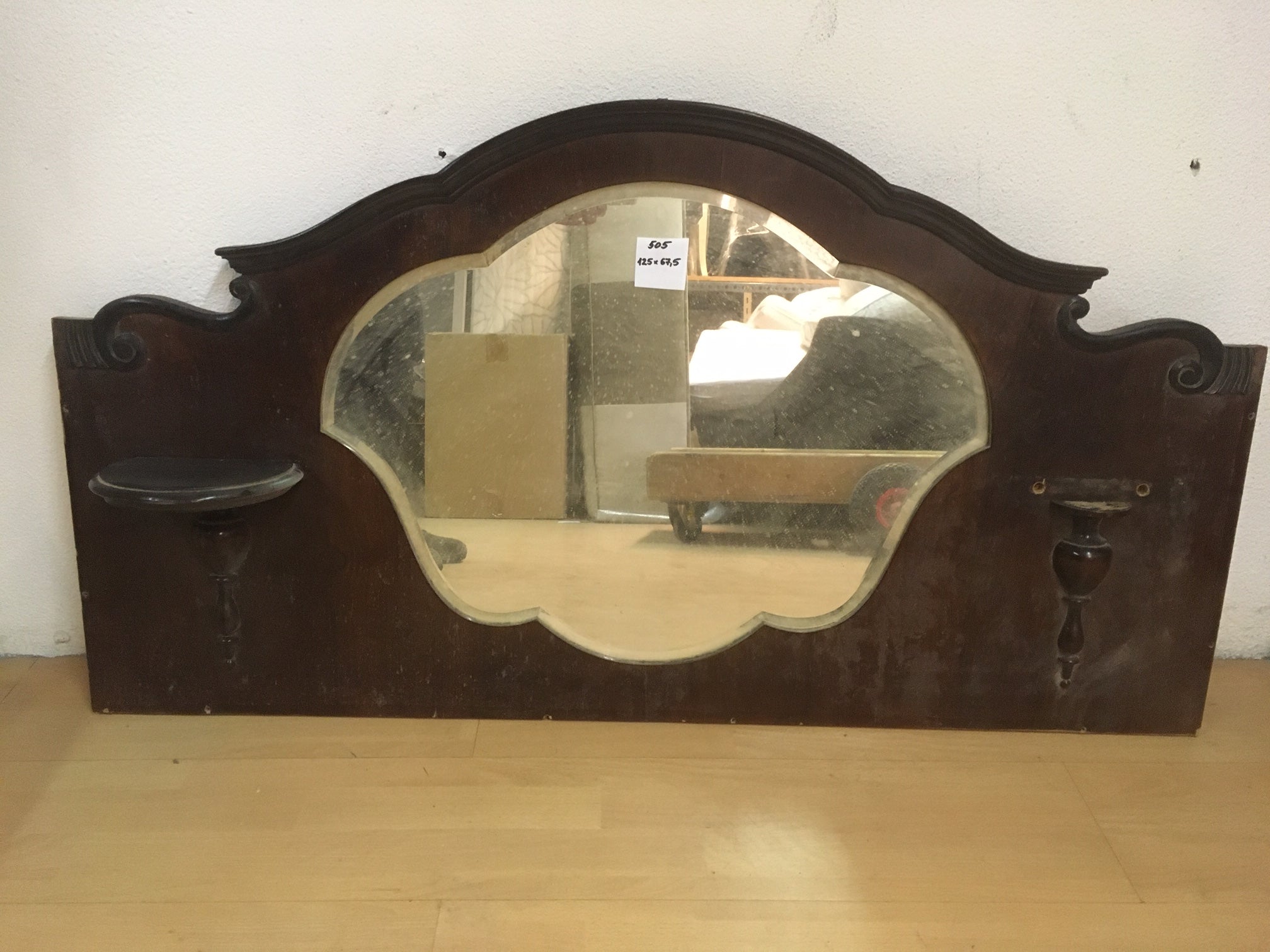 1505. Möbelelement mit Spiegel