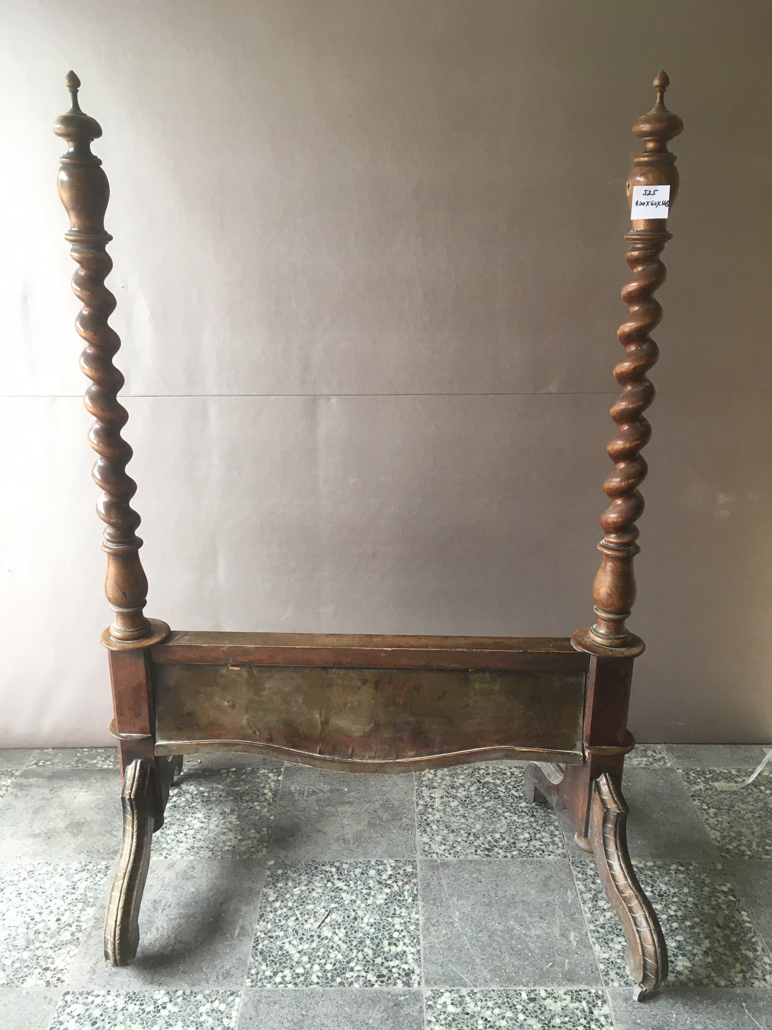 1525. Altes Möbelelement