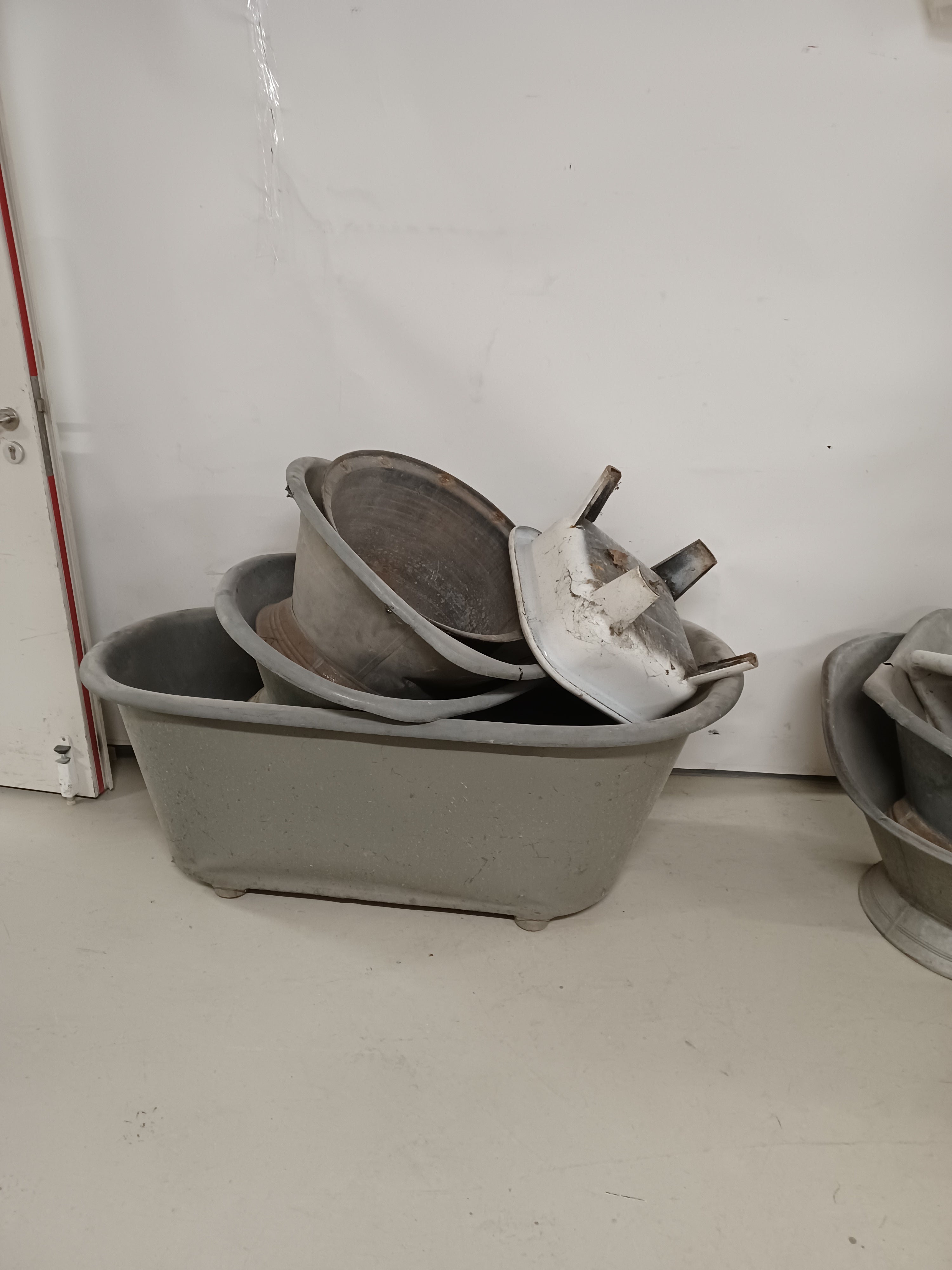 2372. alte Metalltöpfe