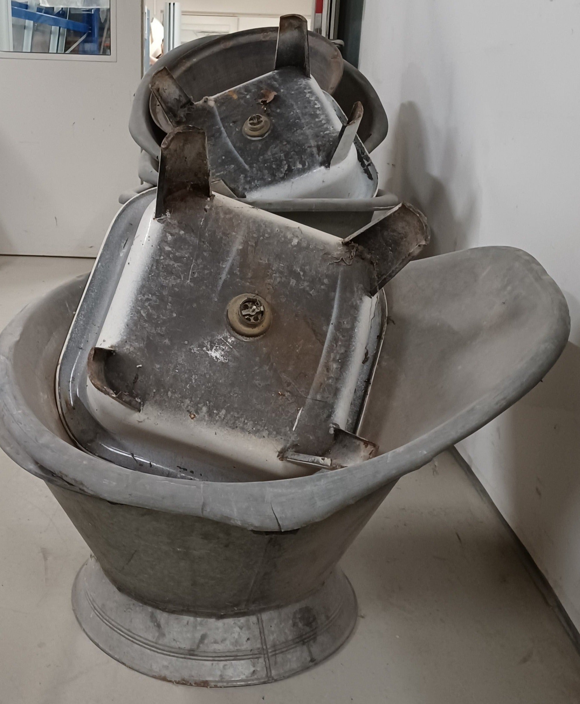 2095. alte Metalltöpfe