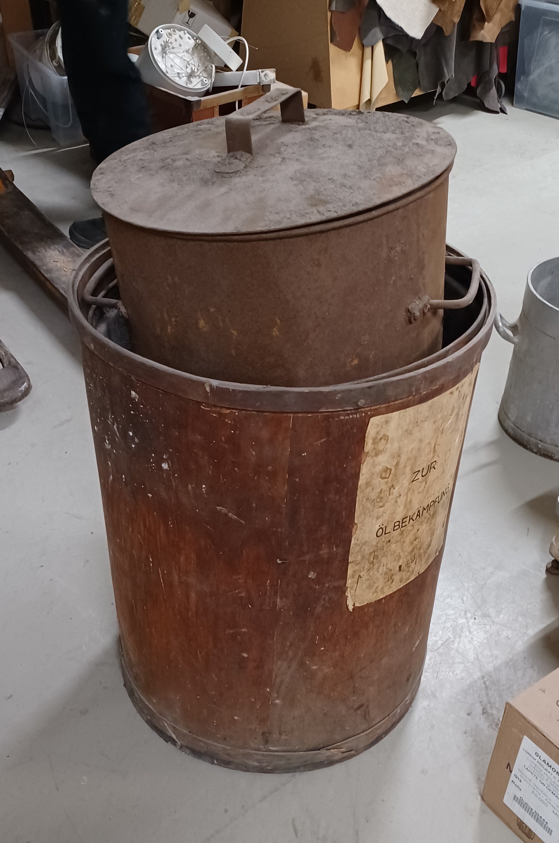 2373. Behälter für Ölbindemittel