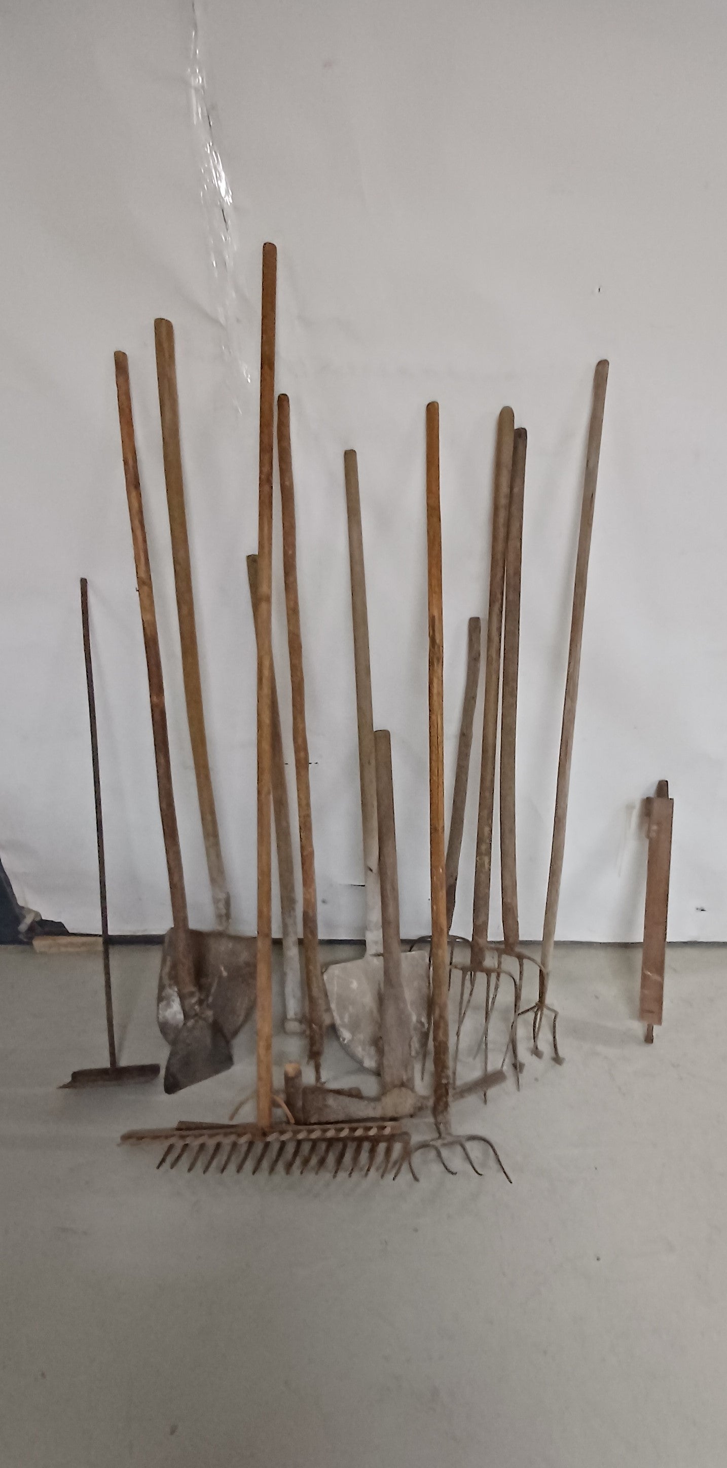 6017. altes landwirtschaftliches Handwerkzeug gesamt