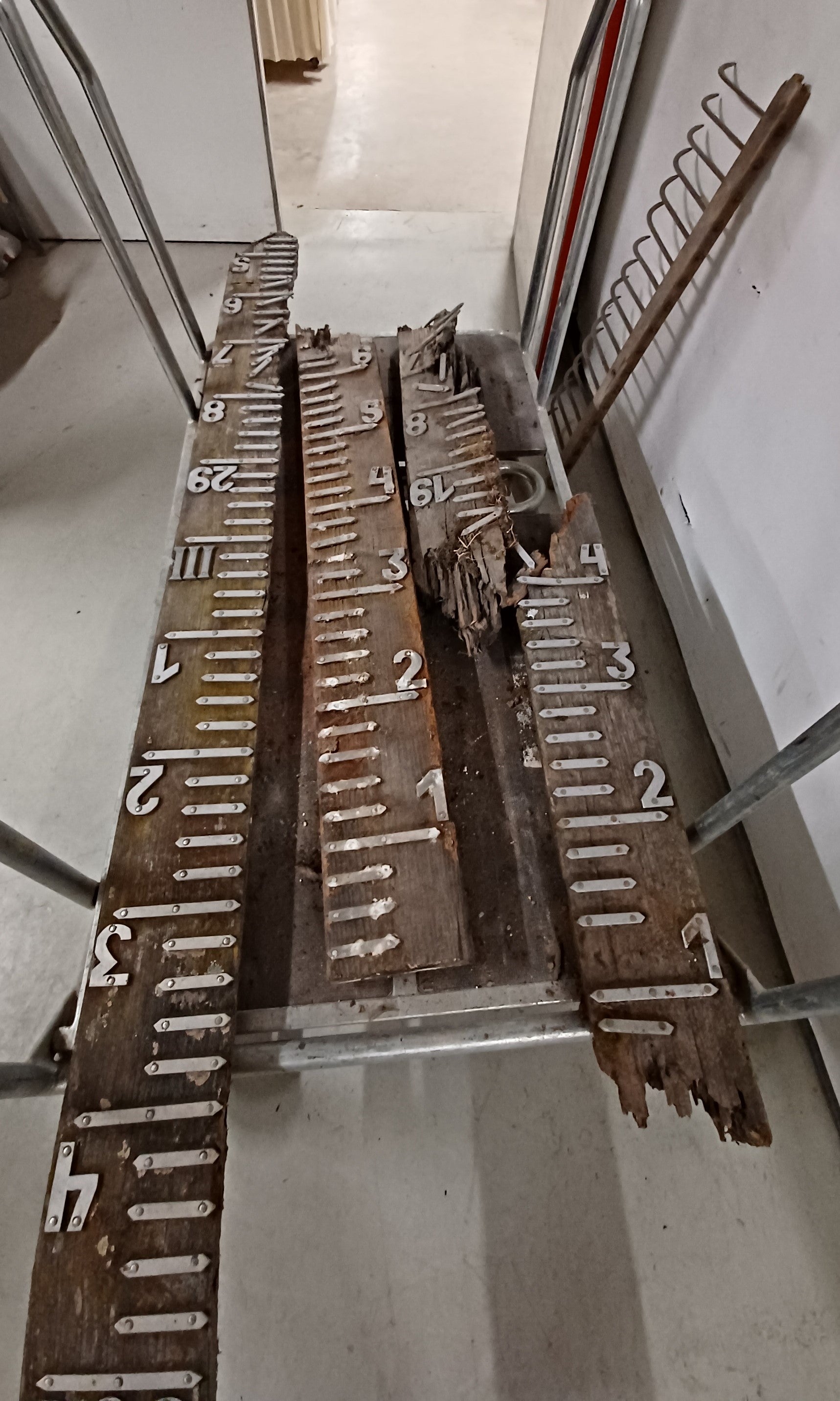 6020. alte Wasserstandsanzeige Pegelmesser