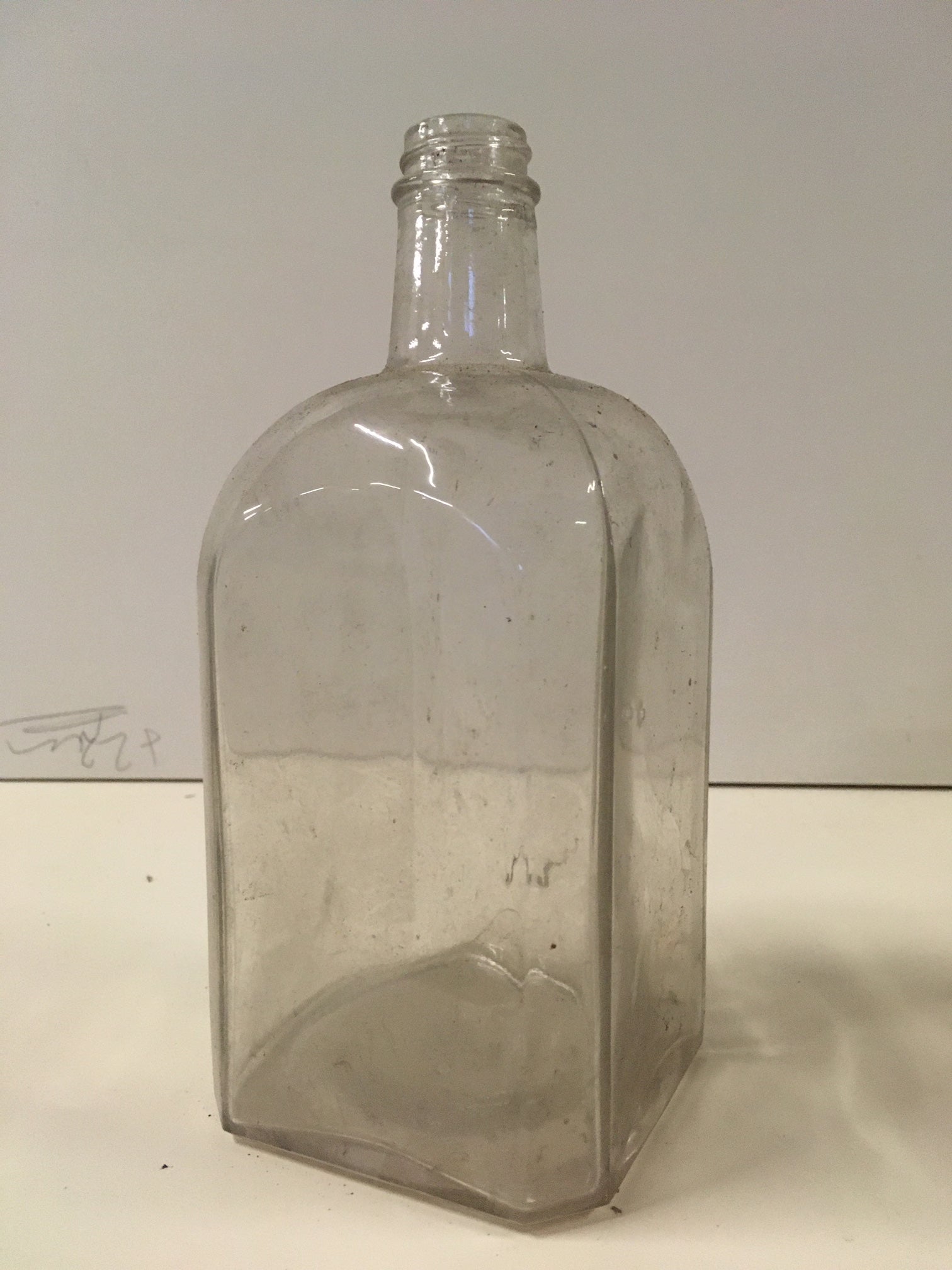 3018. Quadratische Flasche