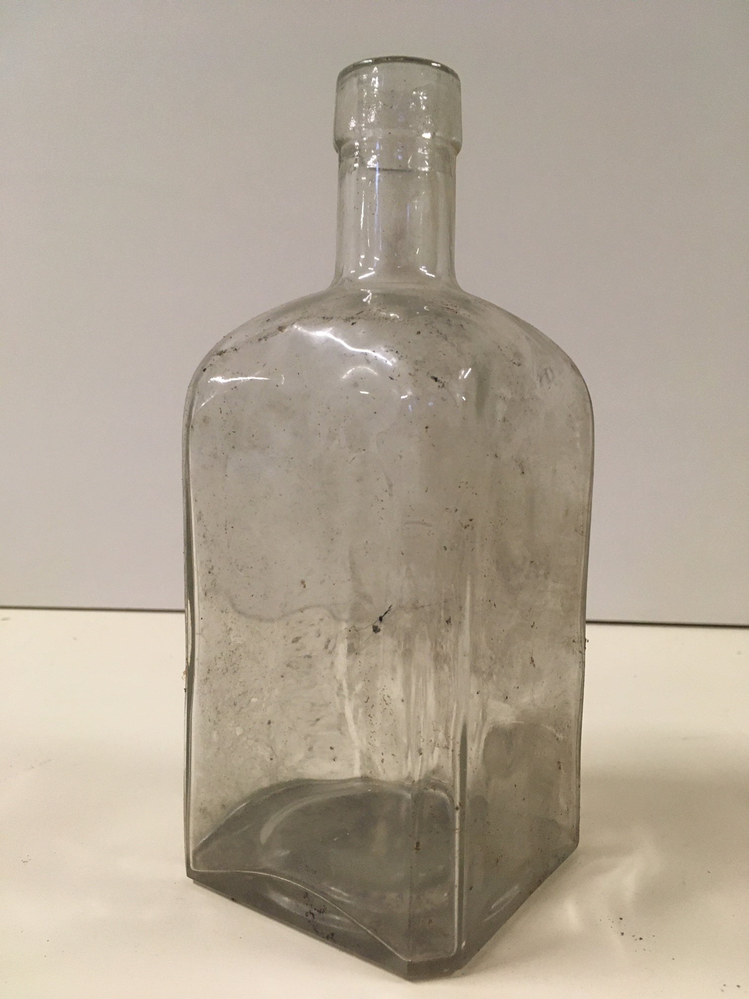 3019. Quadratische Flasche