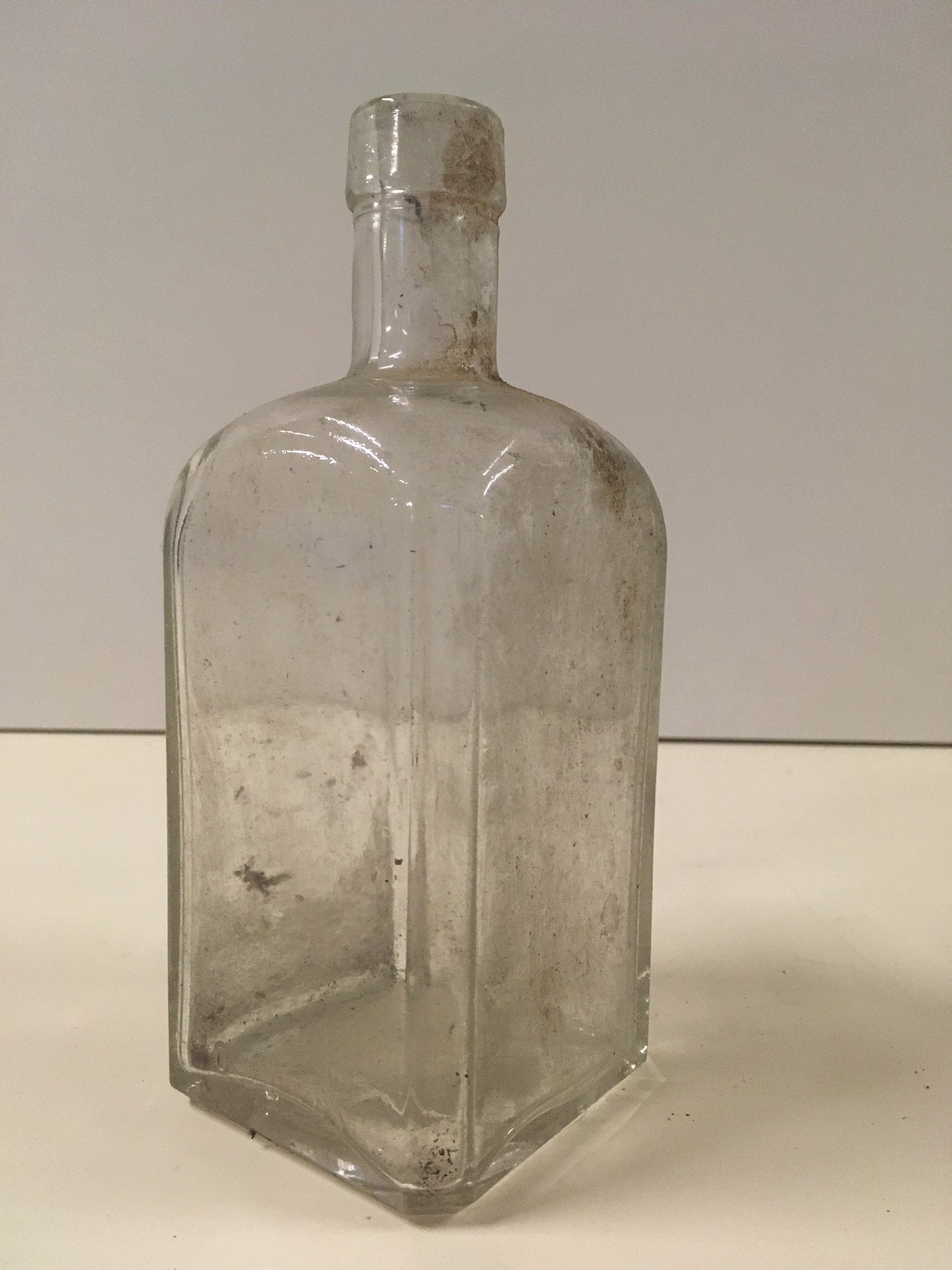 3020. Quadratische Flasche