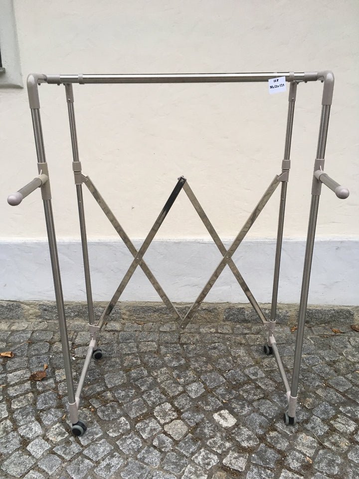 1881. Garderobe mit Rolle