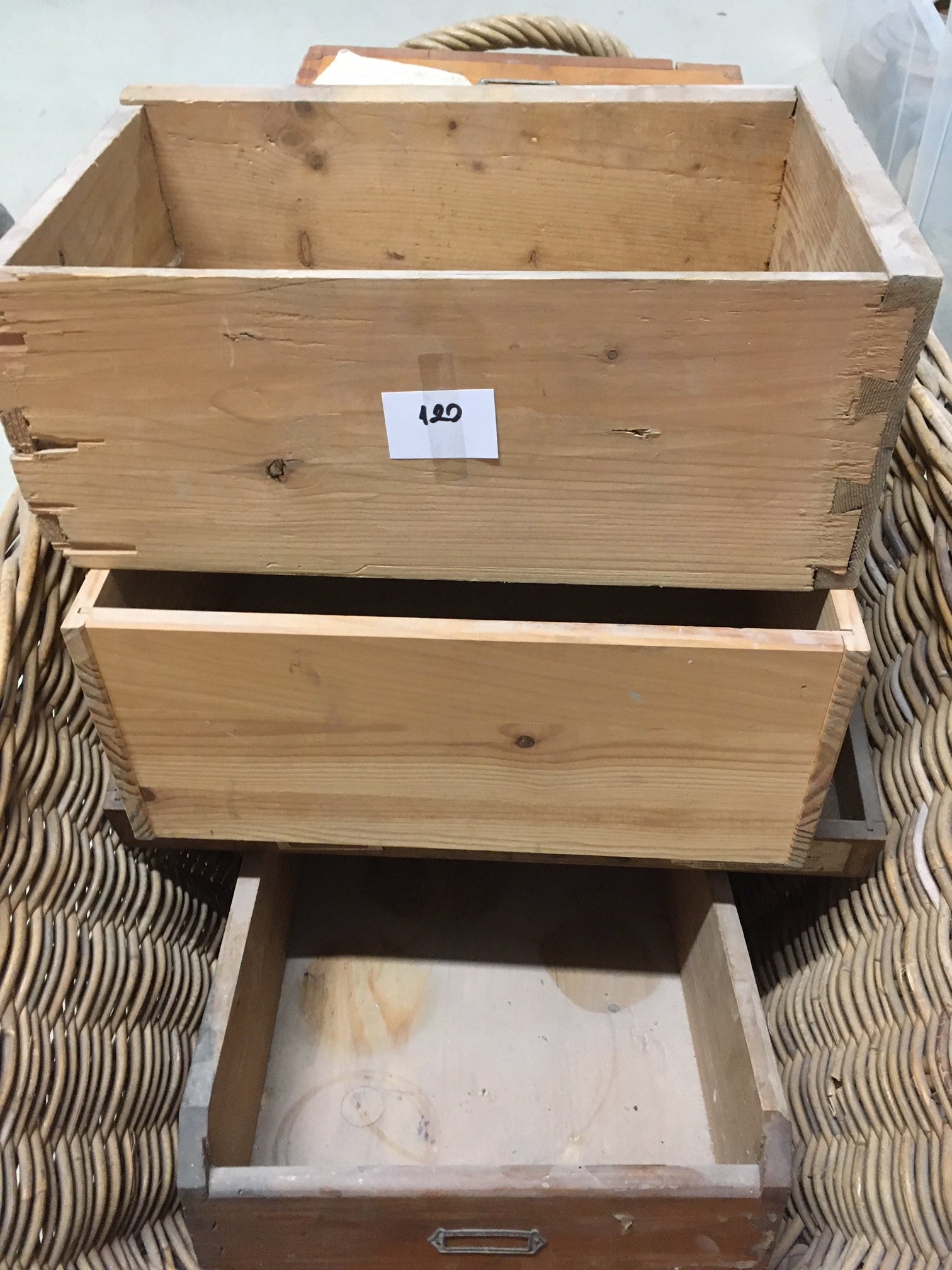 2120. Holzschubladen