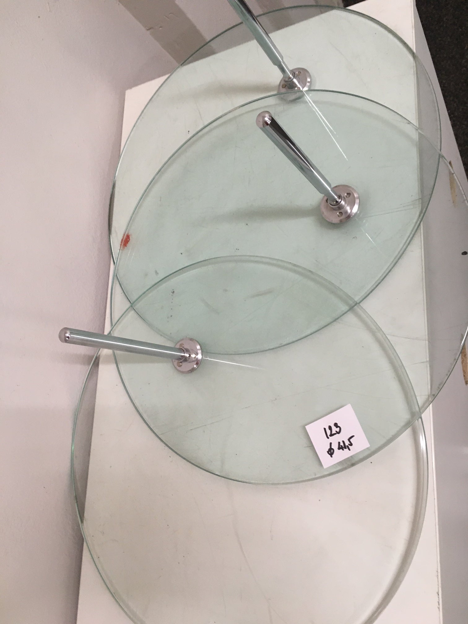 1219. Runde Glasplatte für Shop Präsentation
